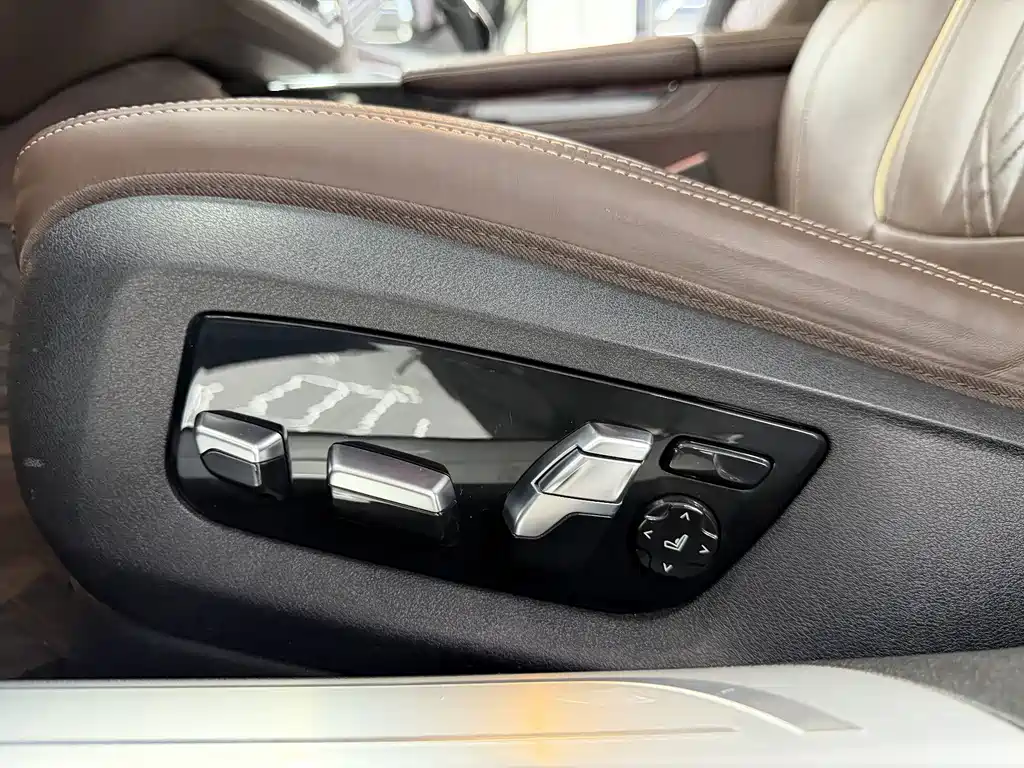 BMW 7 Series — фото 14