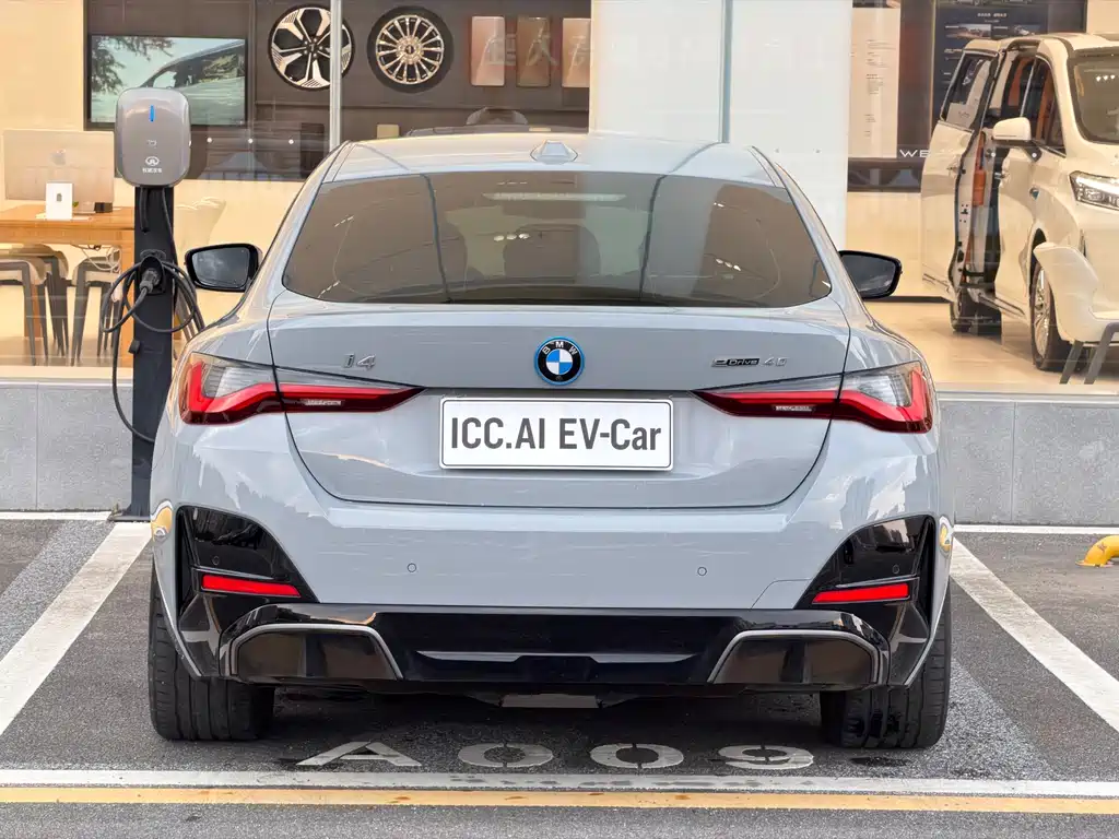 BMW i4 — фото 7