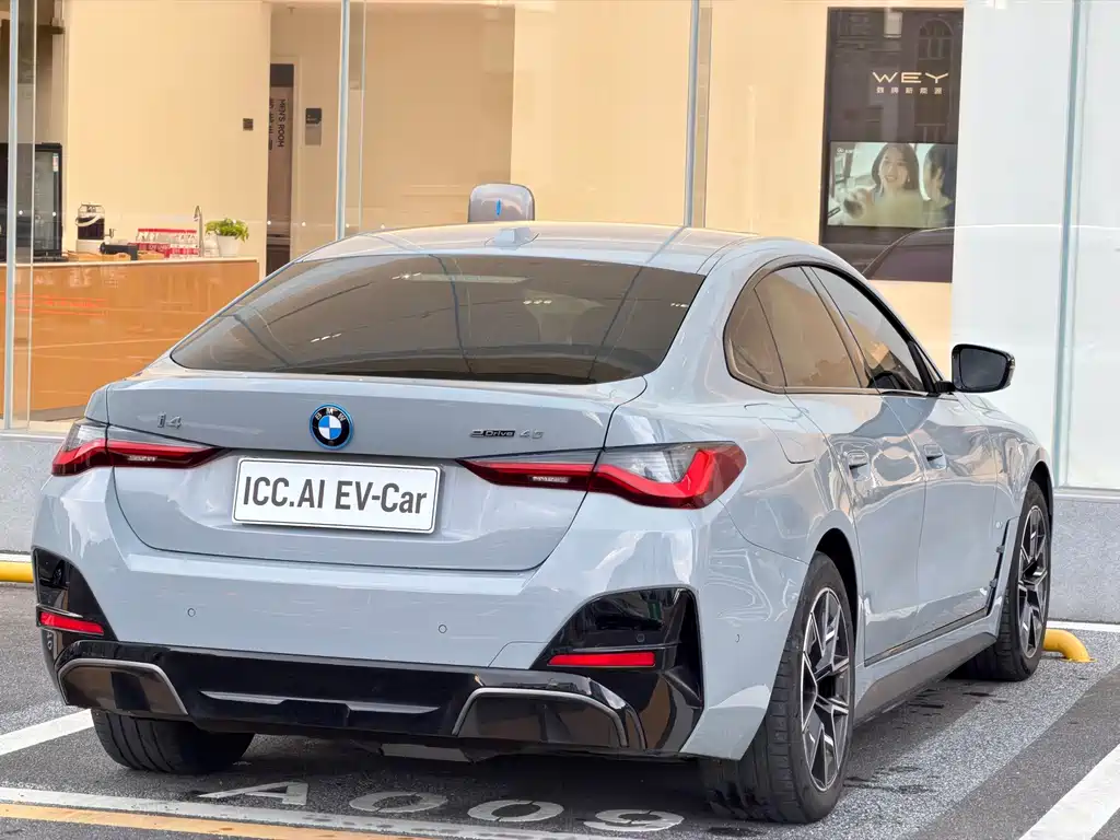 BMW i4 — фото 8