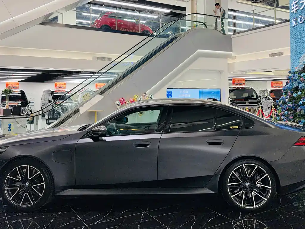 BMW M5 New Energy — фото 3