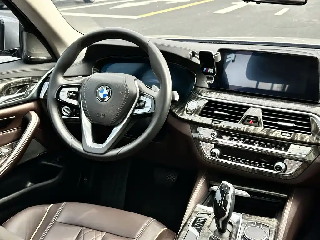 BMW 5 Series — фото 9