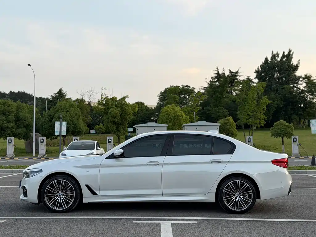 BMW 5 Series — фото 4
