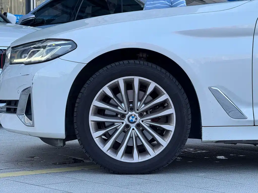 BMW 5 Series — фото 9