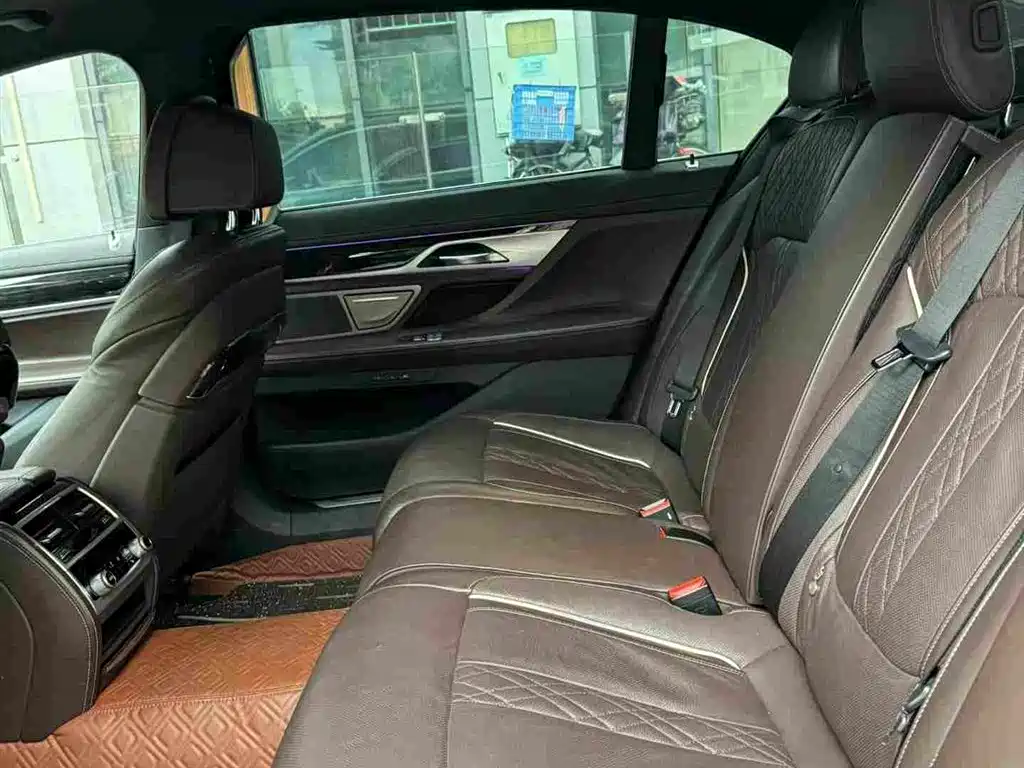 BMW 7 Series — фото 10