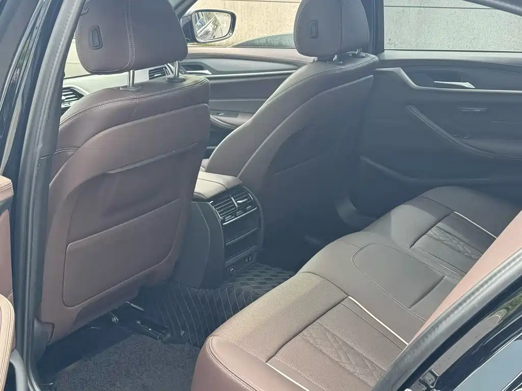 BMW 5 Series — фото 14