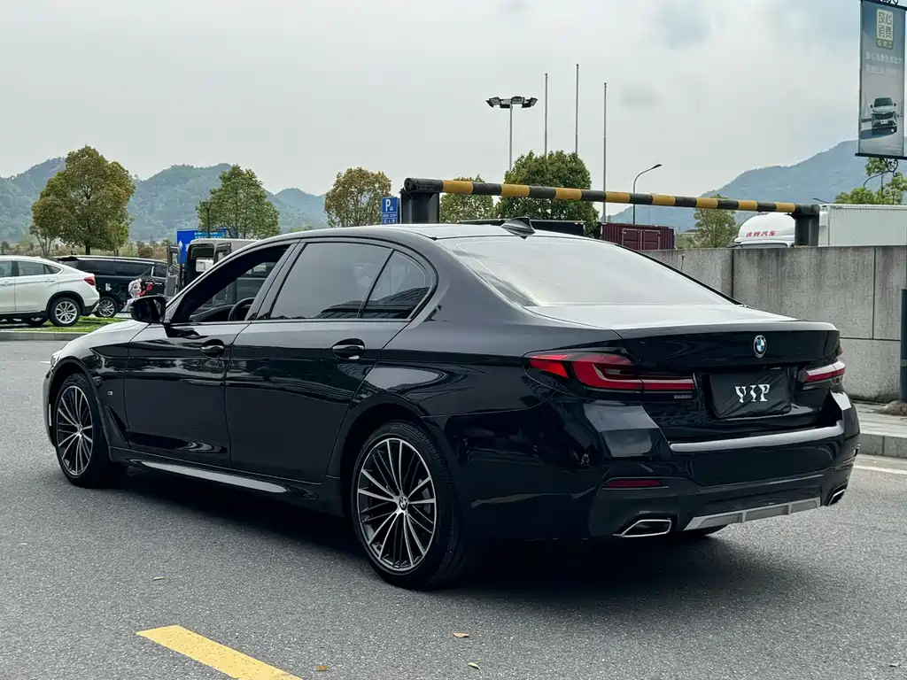 BMW 5 Series — фото 18