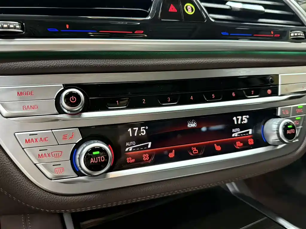 BMW 7 Series — фото 23