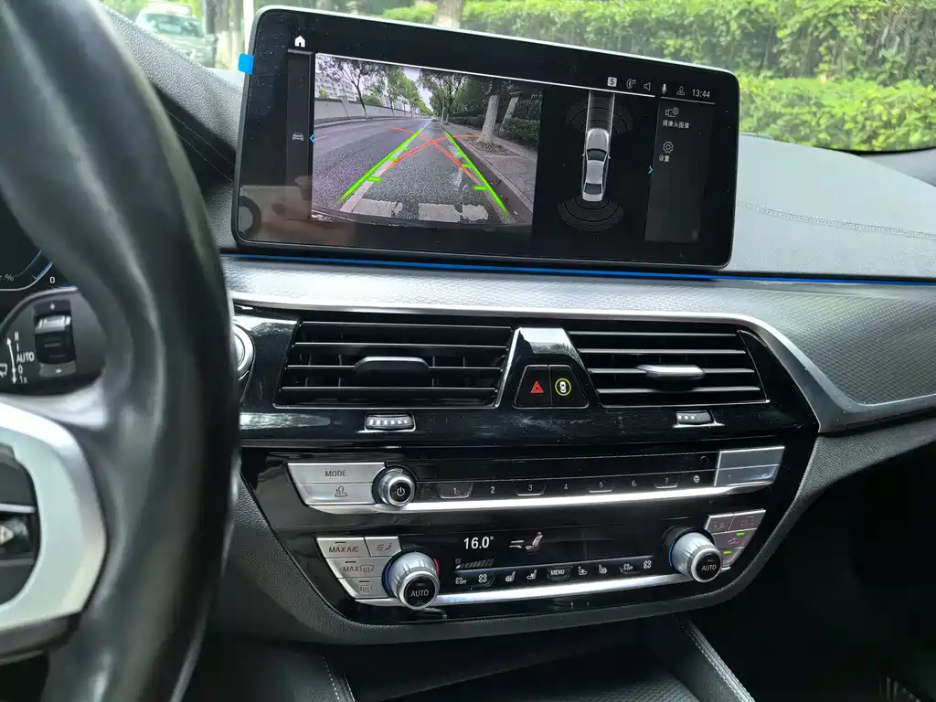 BMW 5 Series New Energy — фото 10