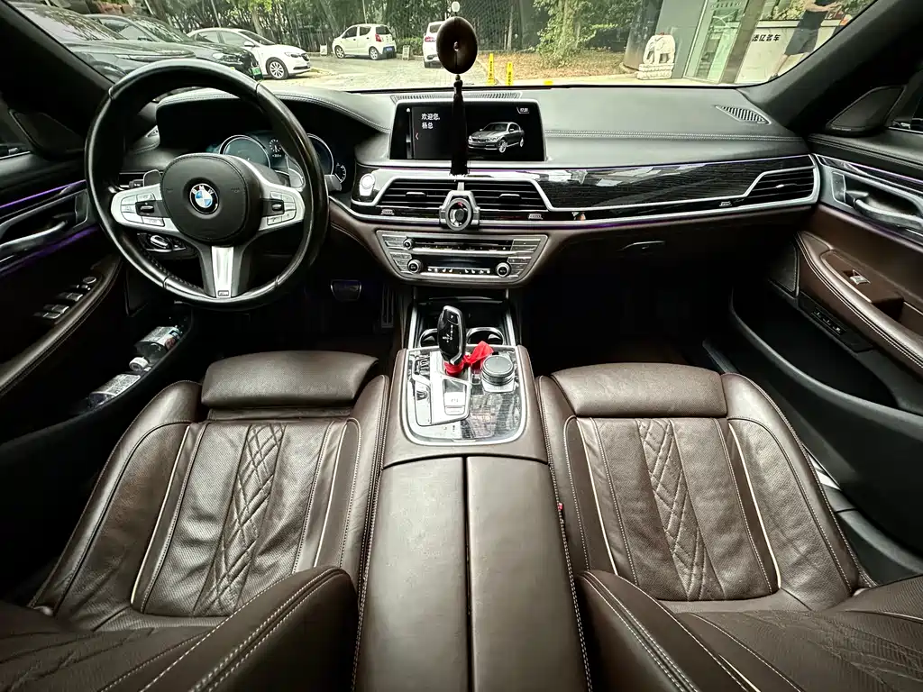 BMW 7 Series — фото 13
