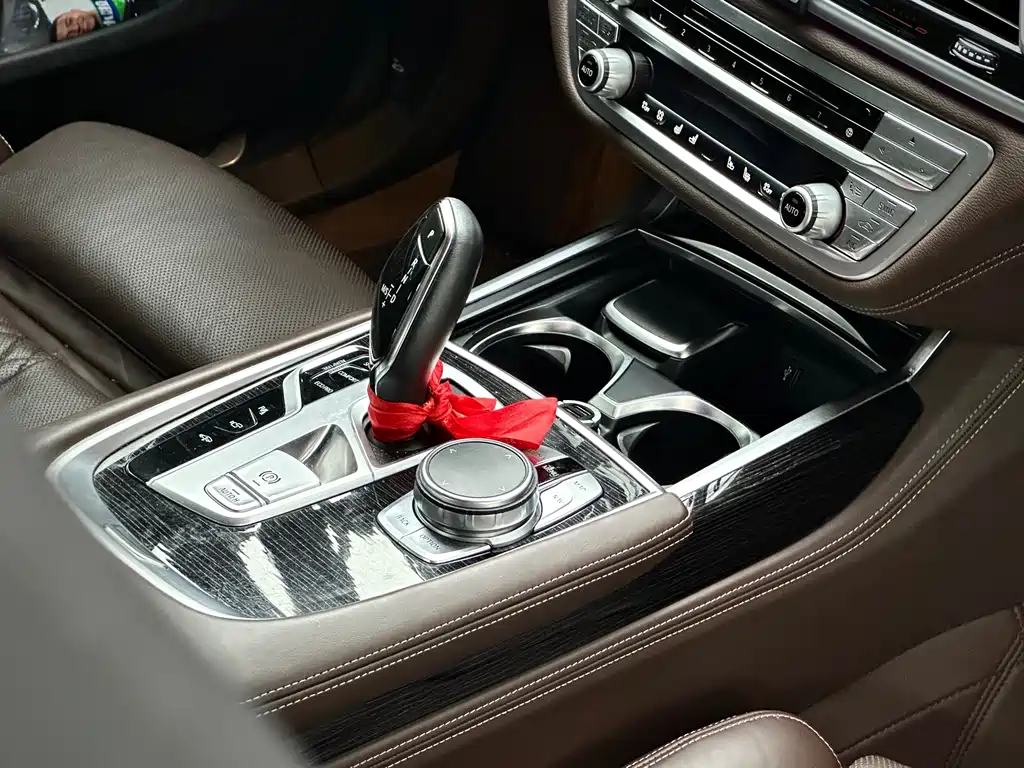 BMW 7 Series — фото 18