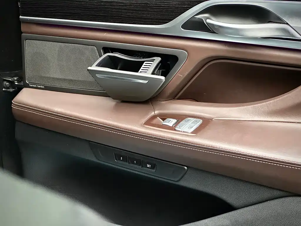 BMW 7 Series — фото 24