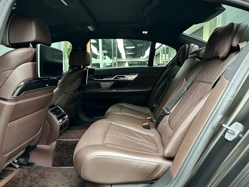 BMW 7 Series — фото 10