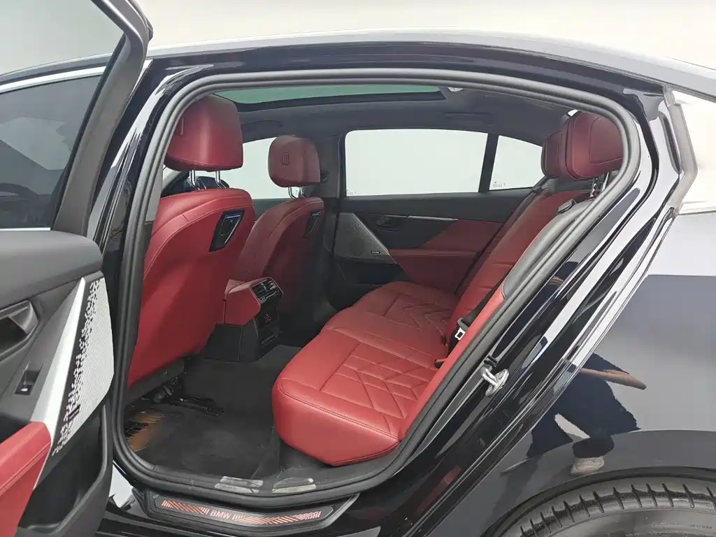 BMW 5 Series — фото 11