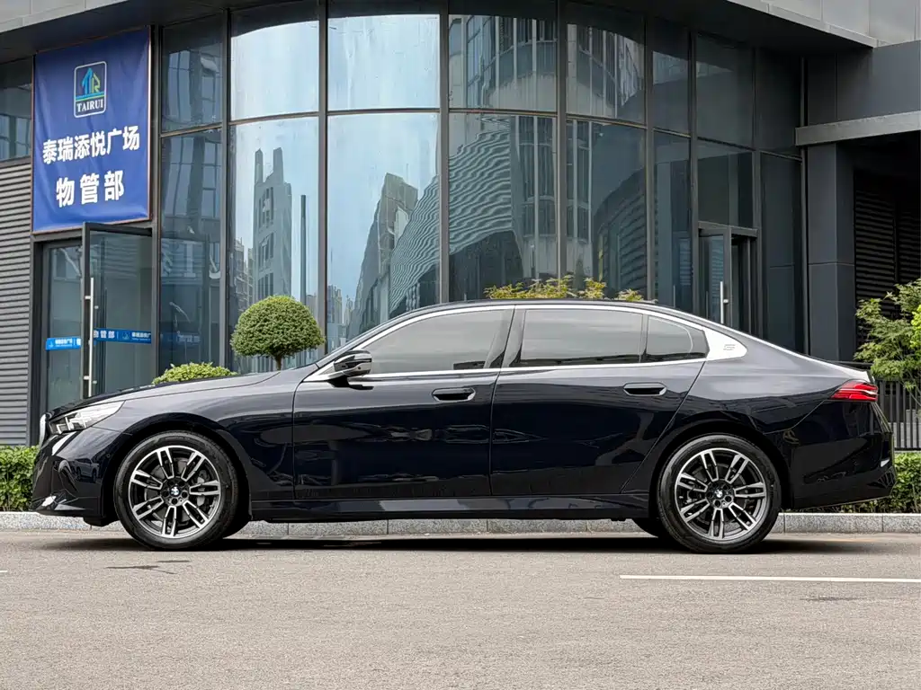 BMW 5 Series — фото 5