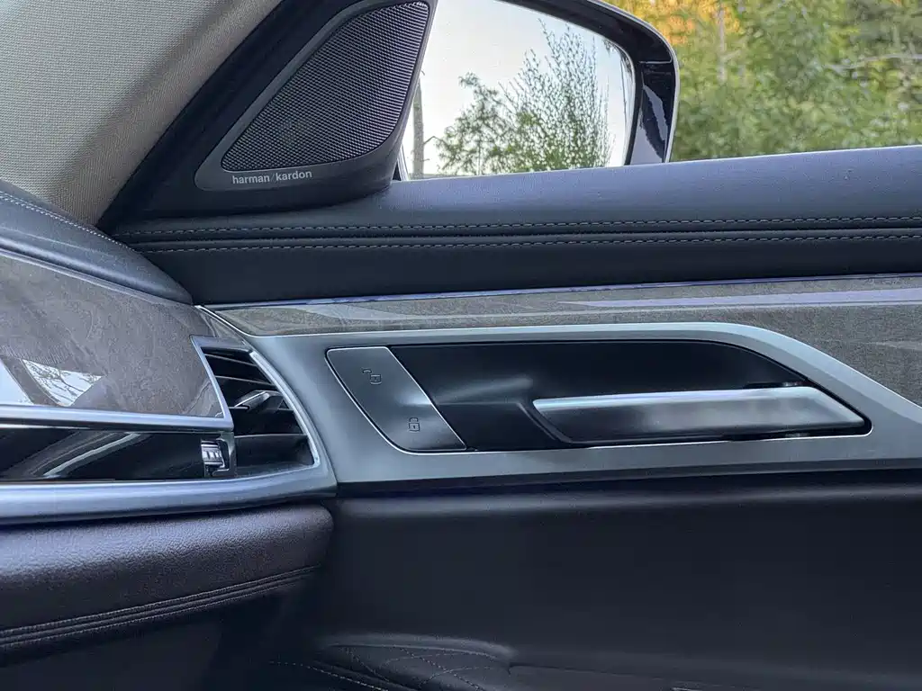 BMW 7 Series — фото 14