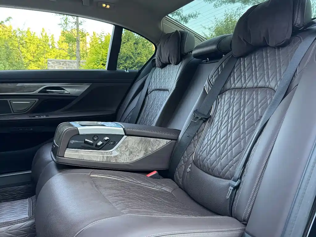 BMW 7 Series — фото 20