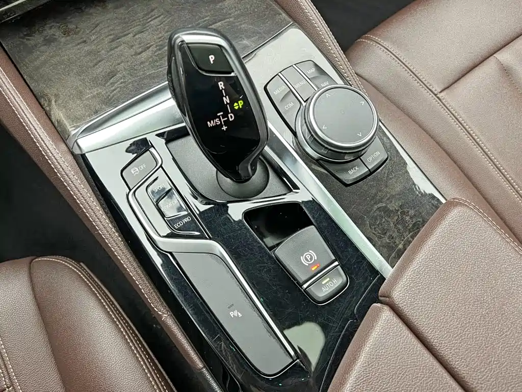 BMW 5 Series — фото 17