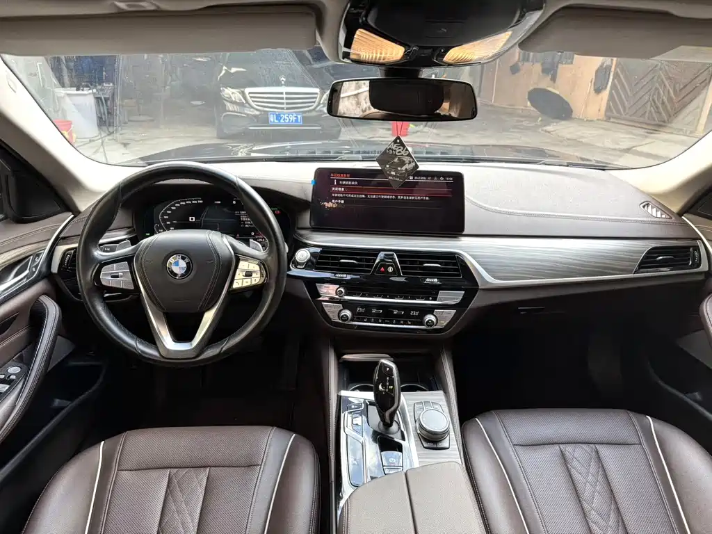 BMW 5 Series — фото 10
