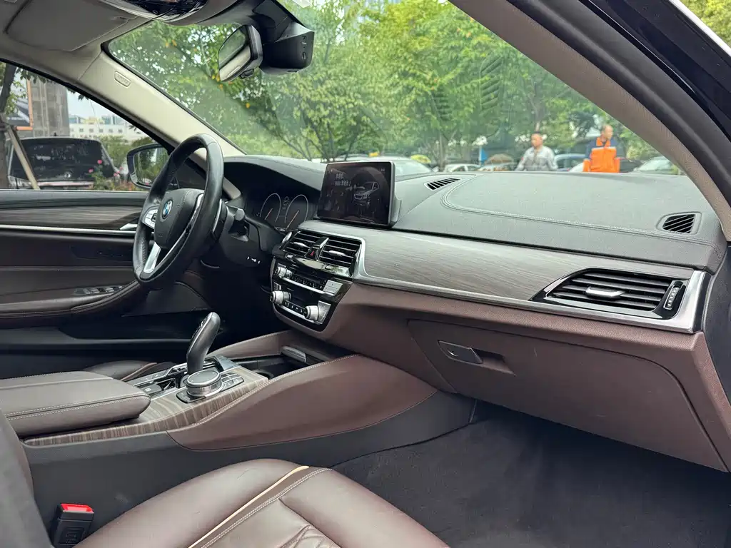 BMW 5 Series — фото 17