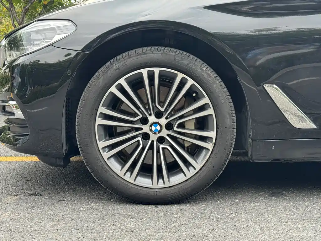 BMW 5 Series — фото 9