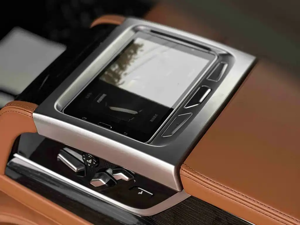BMW 7 Series — фото 16