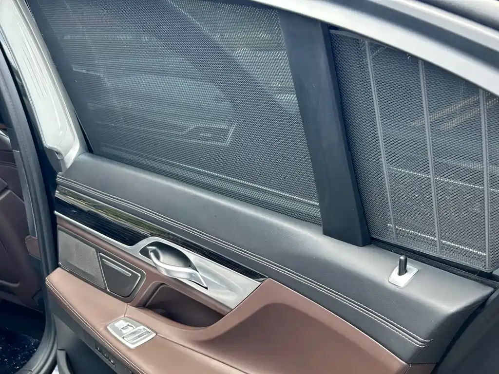 BMW 7 Series — фото 21