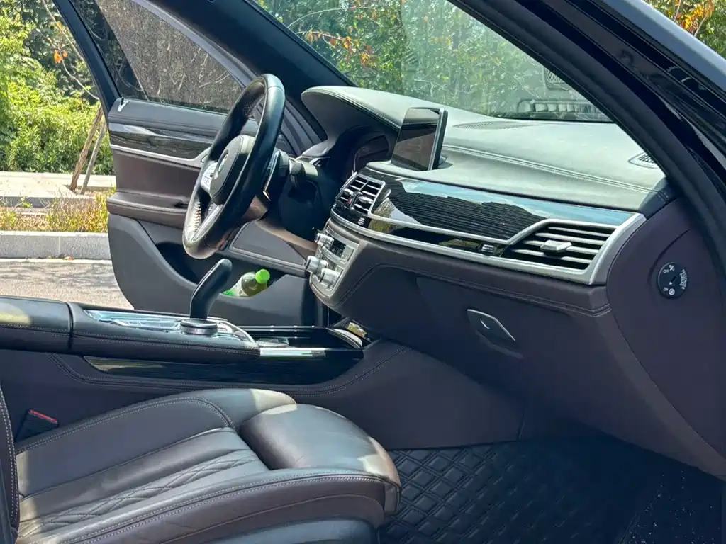 BMW 7 Series — фото 10