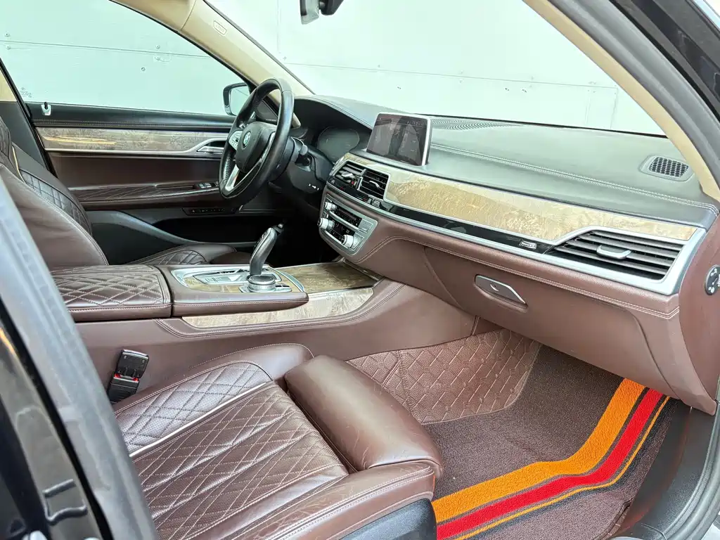 BMW 7 Series — фото 11
