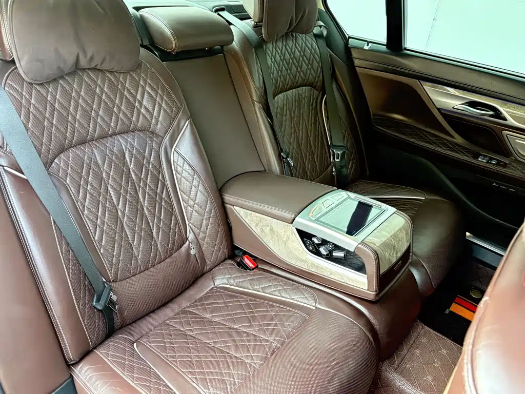 BMW 7 Series — фото 13