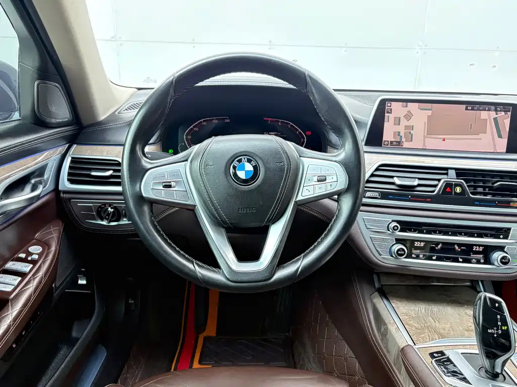 BMW 7 Series — фото 17