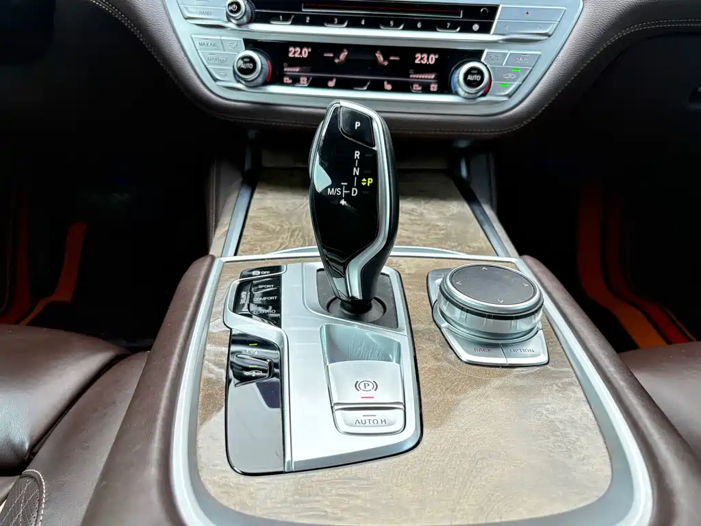 BMW 7 Series — фото 19