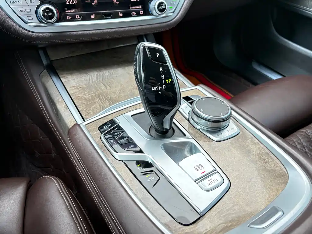 BMW 7 Series — фото 22