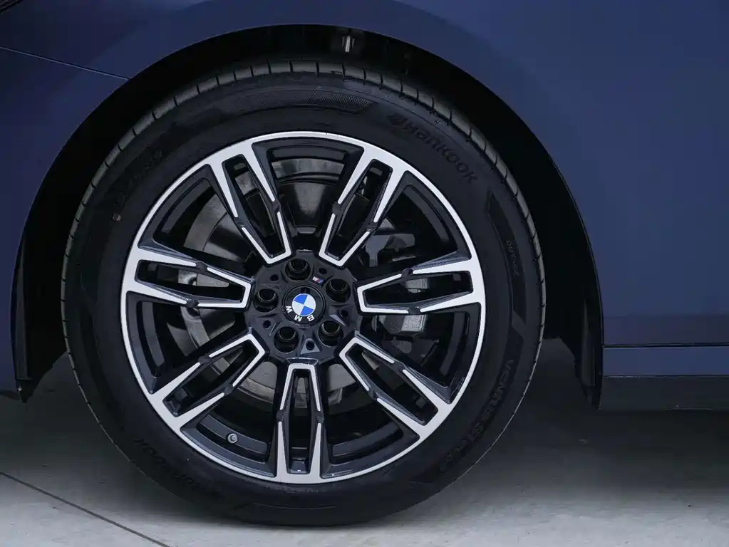 BMW 5 Series — фото 11