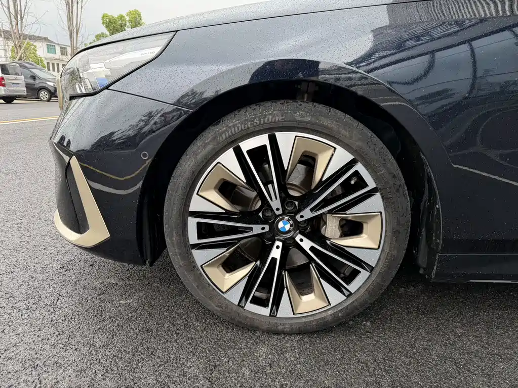 BMW 5 Series — фото 17