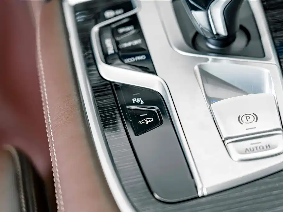 BMW 7 Series — фото 13