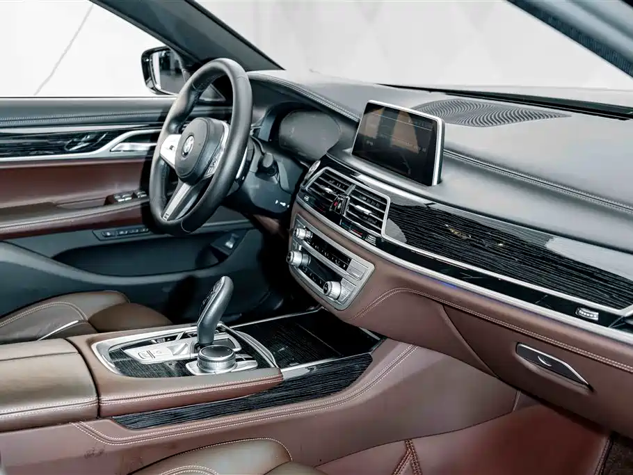 BMW 7 Series — фото 19