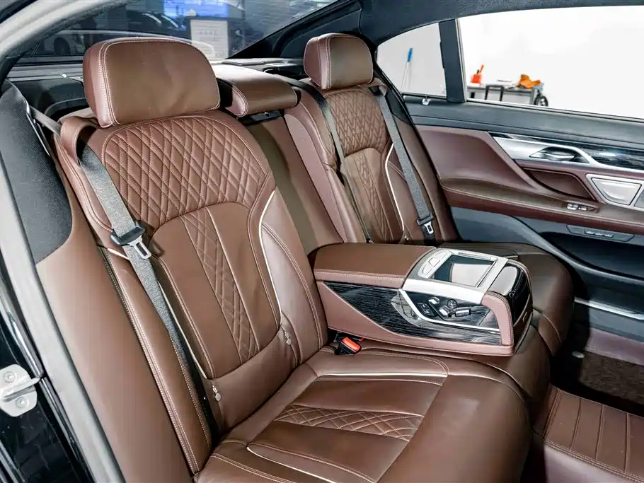 BMW 7 Series — фото 23