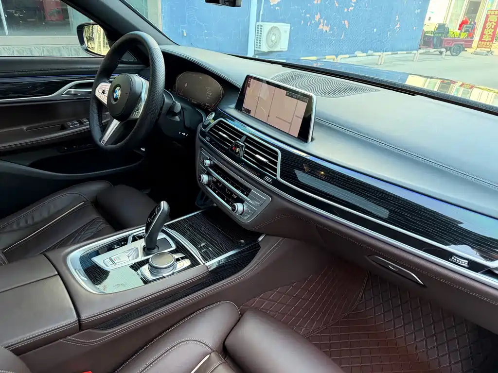 BMW 7 Series — фото 14