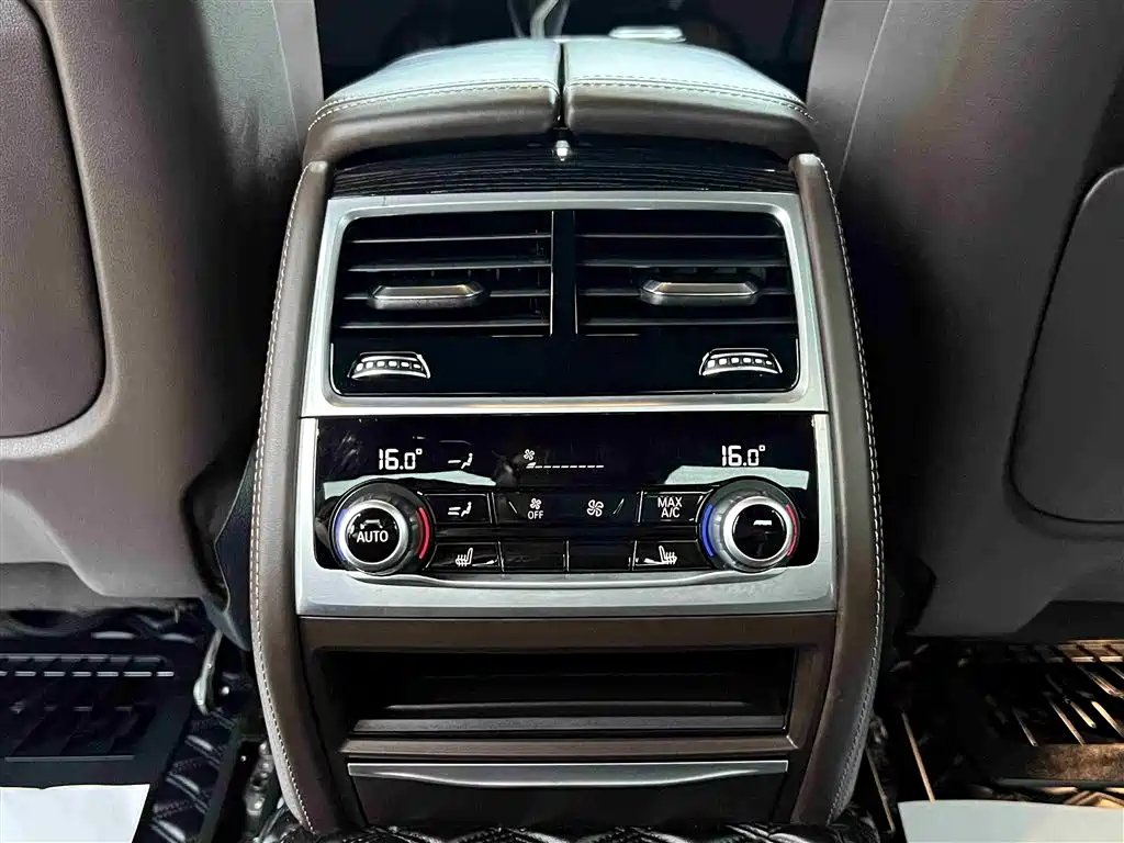 BMW 7 Series — фото 18