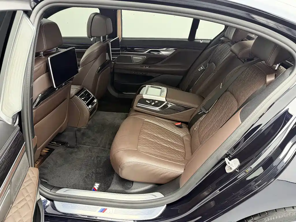 BMW 7 Series — фото 10