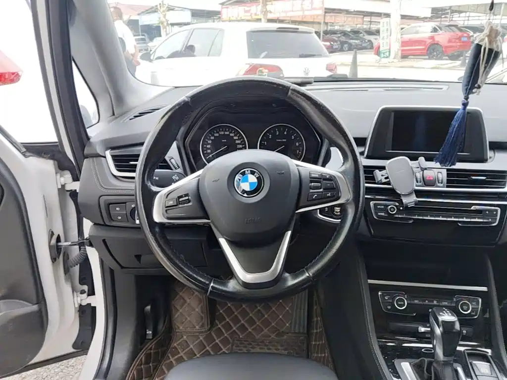 BMW 2 Series Active Tourer — фото 11