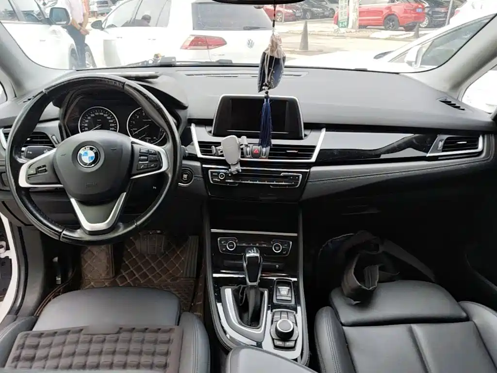 BMW 2 Series Active Tourer — фото 10