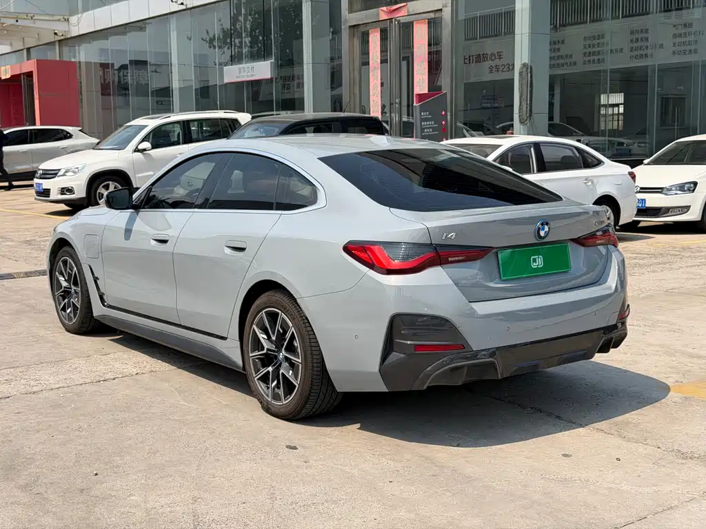BMW i4 — фото 13