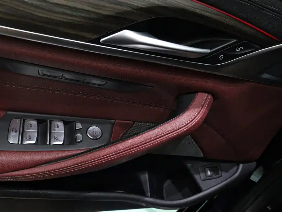 BMW 5 Series — фото 18