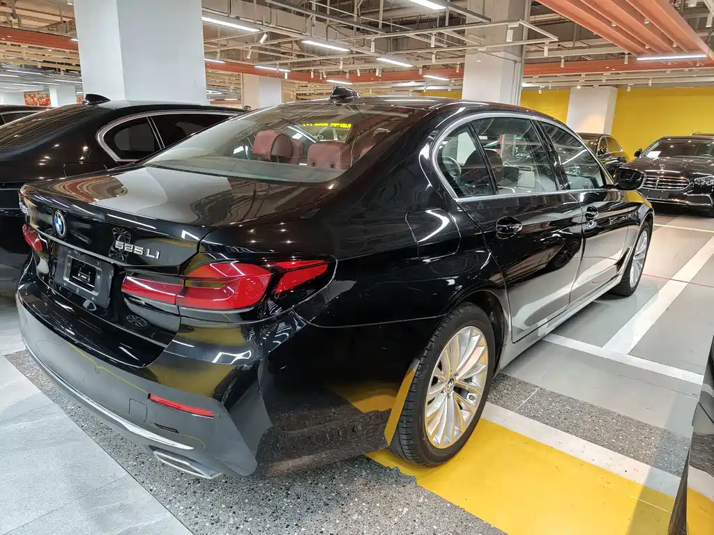 BMW 5 Series — фото 13