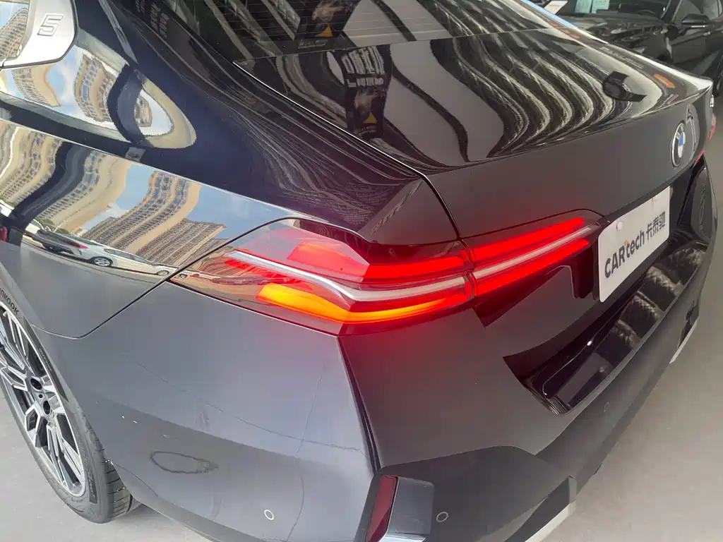 BMW 5 Series — фото 11