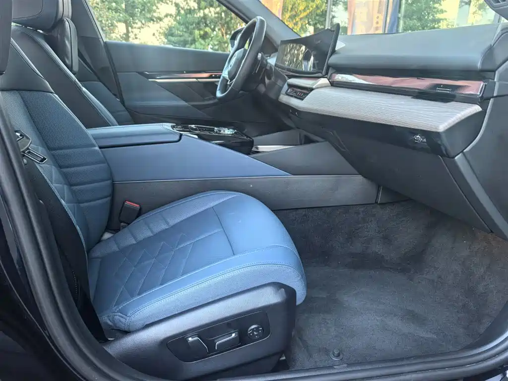 BMW 5 Series — фото 16