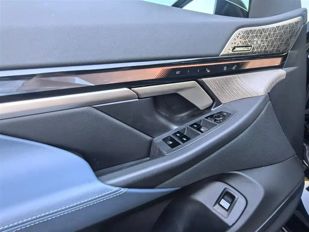 BMW 5 Series — фото 18