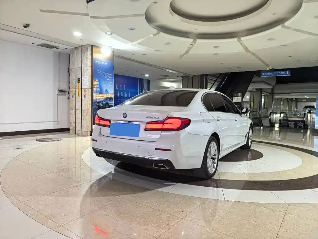 BMW 5 Series — фото 14