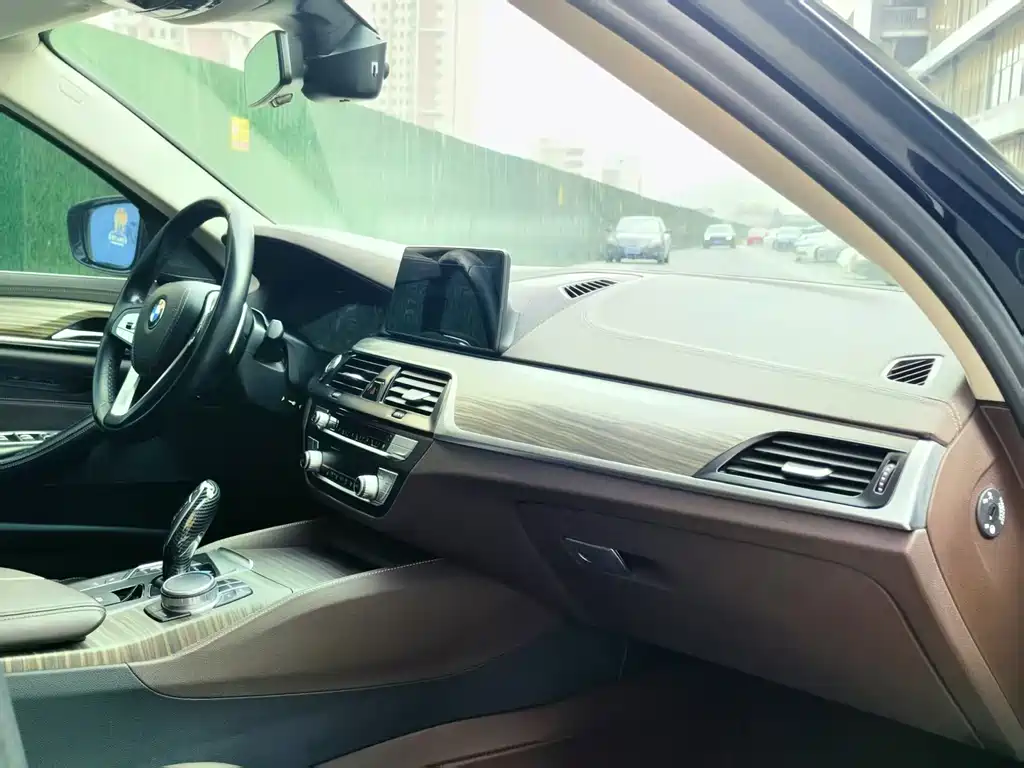 BMW 5 Series — фото 14